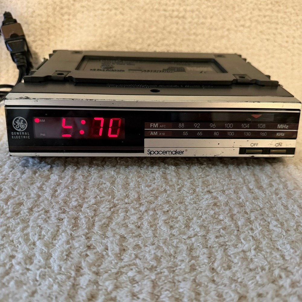 GE Spacemaker Under Cabinet AM/FM Clock Radio Vintage 7-4217A Silver Gray Works